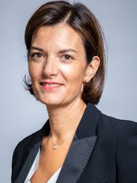 Julie Becker's Instagram, Twitter & Facebook