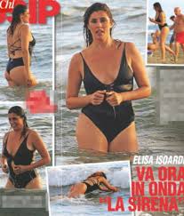 Ha partecipato al concorso di miss fragola nel 1998 (dove ha vinto il titolo) e miss muretto nel 1998. Elisa Isoardi Abbondanza E Lato B Scultoreo A Fregene Un Costume Nero Da Impazzire Le Foto Bomba Libero Quotidiano