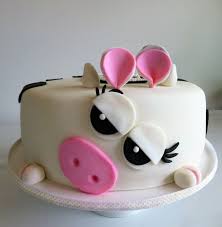 Torte Di Compleanno Particolari Forma Rotonda Rivestita Con Pasta Di Zucchero Bianca E Decorata Con La Faccia Di Mucca Torte Torte Di Compleanno Torte Mucca