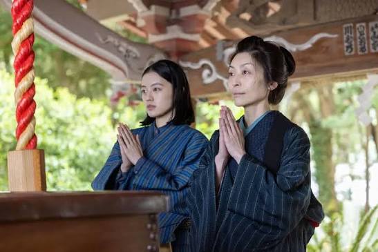 連続テレビ小説「風、薫る」第85話。文（内田慈・左）と海が見える神社を参拝する直美（上坂樹里）（C）NHK - スポニチ Sponichi Annex 芸能