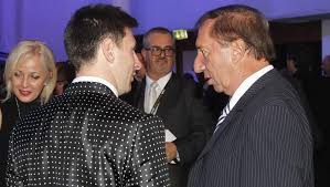 Topa ıstaka ile vur ve bu oyun setini kazanmak için renkli toplarını rakibinden önce deliklere gönder. Carlos Bilardo Internado En Buenos Aires