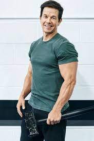 In 1988, when he was 16, actor mark wahlberg spent 45 days in prison for attacking a vietnamese man. So Trainiert Hollywood Star Mark Wahlberg Men S Health