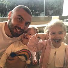 Derin adını verdikleri yeni bebekleri ile büyük kızı nazlı ve eşi i̇stem yılmaz'ın hastanede çekilen fotoğrafını instagram'dan paylaşan burak yılmaz, duygularını şöyle ifade etti Kizlarini Birakamadi Avrupa Dan Gelen Teklifi Reddetti