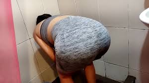 Espiando a Mi Hermanastra Limpiando el Baño - Mi Hermosa Hermana Caliente  esta Bien Buena - XNXX.COM