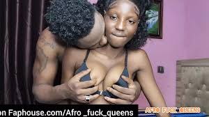 Gerilim! Birden fazla ateşli Afrikalı tatlı kız ön sevişme yapıyor.