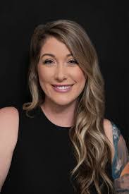 Kari Andrews's Instagram, Twitter & Facebook