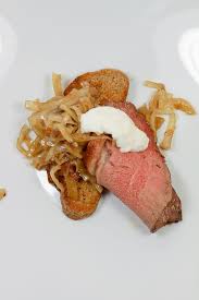 Roastbeef Auf Schmelzkraut Und Gerostetem Brot Rezepte Roastbeef Und Lebensmittel Essen