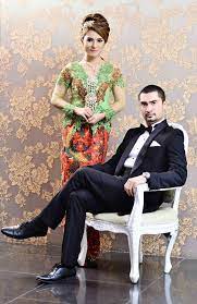 Contoh foto prewedding indoor / ody & adi yang baru kenal selama 2 bulan ini mantap untuk melanjutkan hubungannya ke arah yang lebih serius karena merasa nyambung satu sama lain. Foto Prewedding Indoor Kebaya Yang Elegan Bunga Perkawinan Pengantin Perkawinan