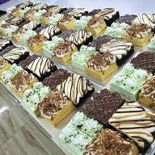 Kami menyediakan berbagai macam roti, cake bar, snack box, ataupun kue ulang tahun untuk kebutuhan konsumsi kamu. Kedai Kek Haleeja Mamasab Bandar Dato Onn Johor Bahru 2021
