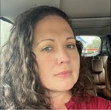 Sarah Dennis's Instagram, Twitter & Facebook