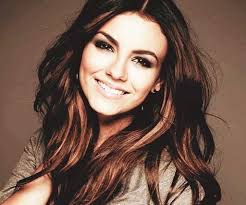 You can play with the levels of red in your auburn (and, of course, it will look a little different depending on the light). Best Hair Colors For Brown Eyes And Medium Skin Hairstyles And Haircuts Hair Color For Brown Eyes Hair Color For Fair Skin Hair Highlights