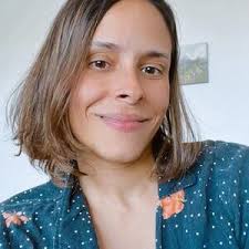 Bolo de caneca de banana com passas