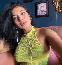 BE STRONG ENOUGH TO LET GO AND WISE ENOUGH TO WAIT FOR WHAT YOU DESERVE.  🫶🏽🤍