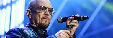 Da anni non nascondiamo la nostra malsana passione per enrico ruggeri e per tutte le sue produzioni, dagli esordi punk e new wave con i decibel fino ai tormentoni. Lecce Enrico Ruggeri Sente Un Ragazzo Cantare Al Ristorante E Gli Fa Aprire Il Suo Concerto