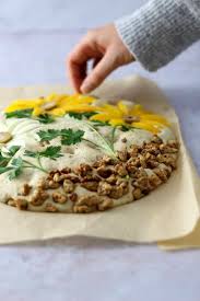 Focaccia Garden Rezept Einfach Und Schnell Mit Walnussen Backerina Rezept In 2020 Focaccia Rezepte Walnusse Karamellisieren