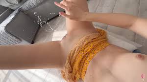 Hübscher Teenager bringt sich in einer nassen Zusammenstellung zum Spritzen  wie ein Springbrunnen