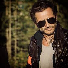 À la télévision, alexandre varga débute notamment dans les séries sous le soleil, les soprano puis devient un personnage. Pin On Pseudofonia