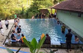 Jun 29, 2021 · selain museum, kawasan ini juga memiliki tempat wisata lain seperti kolam renang, danau, dan terapi ikan tentunya dengan pemandangan alam yang sangat memukau. Tempat Wisata Di Kuningan Terbaru 2021 Paling Indah Dan Menarik