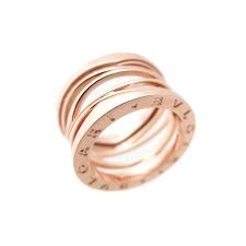 Sa spirale pure et originale incarne la fusion du passé, du présent et du futur, reflétée dans la splendeur de la ville. Bague Bulgari B Zero1 Design Legend 2337al T 52