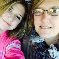 Karen Levins's Instagram, Twitter & Facebook