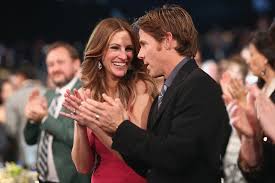 Η τζούλια ρόμπερς προσπαθεί να γίνει καρντάσιαν για να μαζέψει followers στο instagram! Tzoylia Romperts Exw Emmonh Me Ton Syzygo Moy Photos To Pontiki