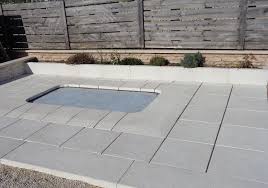 Dalle Beton Grenaillee Carree Fabrication En Pierre Reconstituee Ton Ivoire Jardins En Bois Pont De Jardin Table De Jardin Pliable