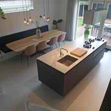 marmer als dramatisch accent op het verder zo strakke kookeiland met pitt cooking en een mooie quooker stoelen va keuken interieur keuken idee keuken ontwerp