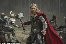 Aquaman and the lost kingdom: Chris Hemsworth Poses With Fans At The Beach In Maroubra Geeky Craze
