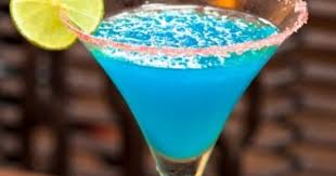 Lagon Bleu Facile Rapide Une Recette Cuisineaz Lagon Bleu Cocktail Lagon Bleu Recettes De Boissons