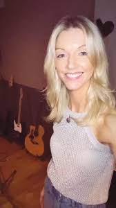 🙆🏼‍♀️🎹 Studio day! What are we writing about??! ✍🏼🎙️ harrietsings.com