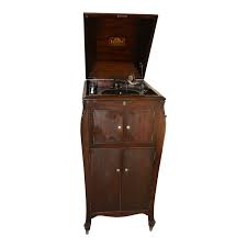 Phenomenal walnut stereo record player cabinet, a record player can improve the attractiveness of your living room also. 1914 Rca Antique Mahogany Victor Victrola Phonograph Record Player Chairish