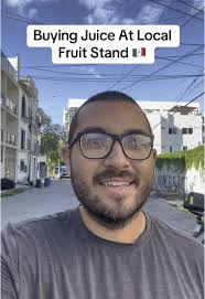 Getting local fresh fruit juice 🇲🇽 #lifeinmexico #traveltiktok  #freshjuice #livinginmexico #movedtomexico #internationaltravel