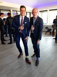 Dries van langenhove is volksvertegenwoordiger in het federale parlement en oprichter van schild & vrienden. Samen Met Manuel Elst Op De Foto Manuel Dries Van Langenhove Facebook