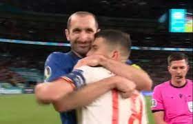 Chiellini con serietà all'arbitro dice che l'italia calcia per prima, poi abbraccia jordi alba, lo stringe a sé con enorme forza. Z1ksuqvvrb984m