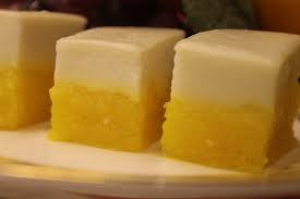 Siapkan 1/2 kg ubi kayu • mentega • kelapa diparut • coklat bubuk +pewarna coklat • sagu atau tepung tapioka • gula merah • vanili dan pandan • daun pisang. Kuih Talam Ubi Kayu Azie Kitchen