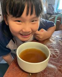 一家清熱潤肺護肝湯】 食少少熱氣野就上火，又喉嚨痛、瞓唔好、炆炆憎憎。可以煲個好味又清熱的湯- 「熟霸王花紫淮山日月魚排骨湯」 🤔點解要用熟霸王花？  💁🏻‍♂️因熟霸王花要3蒸3曬而成，減低寒涼，加入湯的話，它熬出來的湯特別的清香，具有清熱化痰，清心養肺的作用 ...