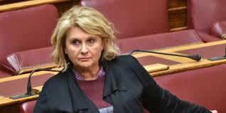 Όμως, την ώρα που ο πρόεδρος του σώματος απηύθυνε έκκληση για ηρεμία, ο πάνος καμμένος επέλεξε να απαντήσει στην σοφία βούλτεψη, αναφέροντας χαρακτηριστικά: Boyltepsh Dex8hka Epi8esh Apo Parakratikoys Trampoykoys Sto Syllalhthrio Binteo Ellada Iefimerida Gr