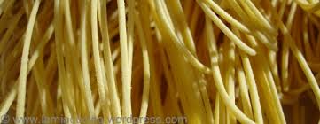 Subito dopo aver buttato la pasta nell'acqua salata (quando decidi quanto sale mettere, ricorda che il paté di olive è molto saporito) aggiungi un po' di acqua di cottura nel sugo e due cucchiai da portata di paté di olive rialbo. Taglierini Al Pate Di Olive Lamiacucina