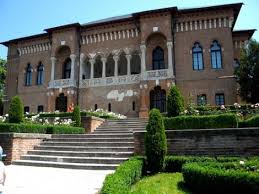 Parcul imens pe malul lacului, curat si bine ingrijit, spatiile aerisite si palatul brancovenesc este un loc superb, bine pus la punct. Mogosoaia Palace