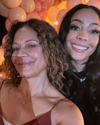 Sonia Curry's Instagram, Twitter & Facebook