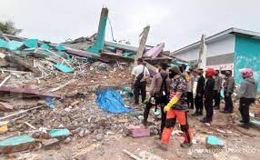Mantan mentan amran sulaiman salurkan 150.000 makanan untuk gempa m5 guncang majene, pusat gempa ada di darat. Sebanyak 34 Orang Meninggal Dunia Akibat Gempa M6 2 Di Majene