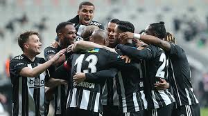 Beşiktaş'ın şampiyon olabilmesi için rakibini yenip, ikinci sıradaki galatasaray'la arasındaki 2 puanlık averajı koruması gerekiyor. Lider Besiktas Evinde Fatih Karagumruk Ile Karsilasiyor Iste Muhtemel 11 Ler Ve Mac Notlari