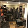 There are a variety of hunting theme decorating ideas that can shoot (pun intended) your man cave up to an extraordinary level. 1
