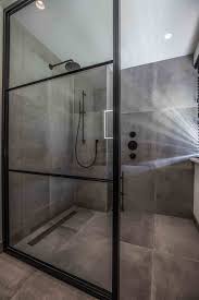 natuursteentotaalbv moderne badkamer keramische tegels zwarte kranen stalen kozijn badkamer design badkamer badkamer modern