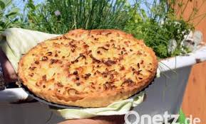 Klassischer Zwiebelkuchen Aus Dem Elsass Zwiebelkuchen Lebensmittel Essen Genuss