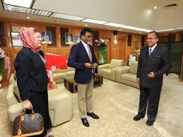 Jabatan ketua pengarah tanah dan galianעובד בתי משפט פעילויות. Yb Dr Xavier Jayakumar Menteri Air Tanah Dan Sumber Asli Hari Ini Telah Mengadakan Kunjungan Hormat Ke Atas Yab Dr Ahmad Samsuri Mokhtar Menteri Besar Terengganu Di Wisma Darul Iman 02 April 2019 Yb Dr Xavier Jayakumar Menteri Air