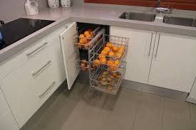 En estos briconsejos te enseñamos cómo colocar los 6 accesorios para organizar el armario que acabarán con los problemas de orden. Cocinas Accesorios Para Organizar Tu Cocina Madrid Muebles De Cocina Remodelacion De Cocinas Diseno De Cocina