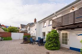 Nur etwa 10 gehminuten vom kurzentrum und vom westbadestrand entfernt liegt unser persönlich geführtes haus abseits des trubels und doch in der nähe des zentrums. Familien Ferienwohnungen Norderney Haus Dornroschen