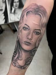 Tatuaje Realista Paulina Rubio realizado por su servidor Alejandro Estrada  Gracias por seguir mi trabajo y compartir! Bendiciones 🙏🏼🙏🏼🙏🏼 🎨🎭  Especialista En Realismo 🎨🖌️ 🎨🖌️ Especialista En Retratos👨🏼‍🎨🎨🖌️  Adictos a la Ink #