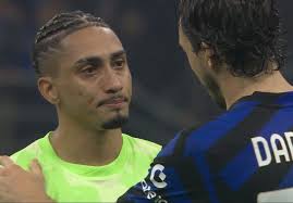 Raphinha chorando porque sabia que era a chance do Barcelona ganhar a  Champions, porque ano que vem o Real Madrid está de volta